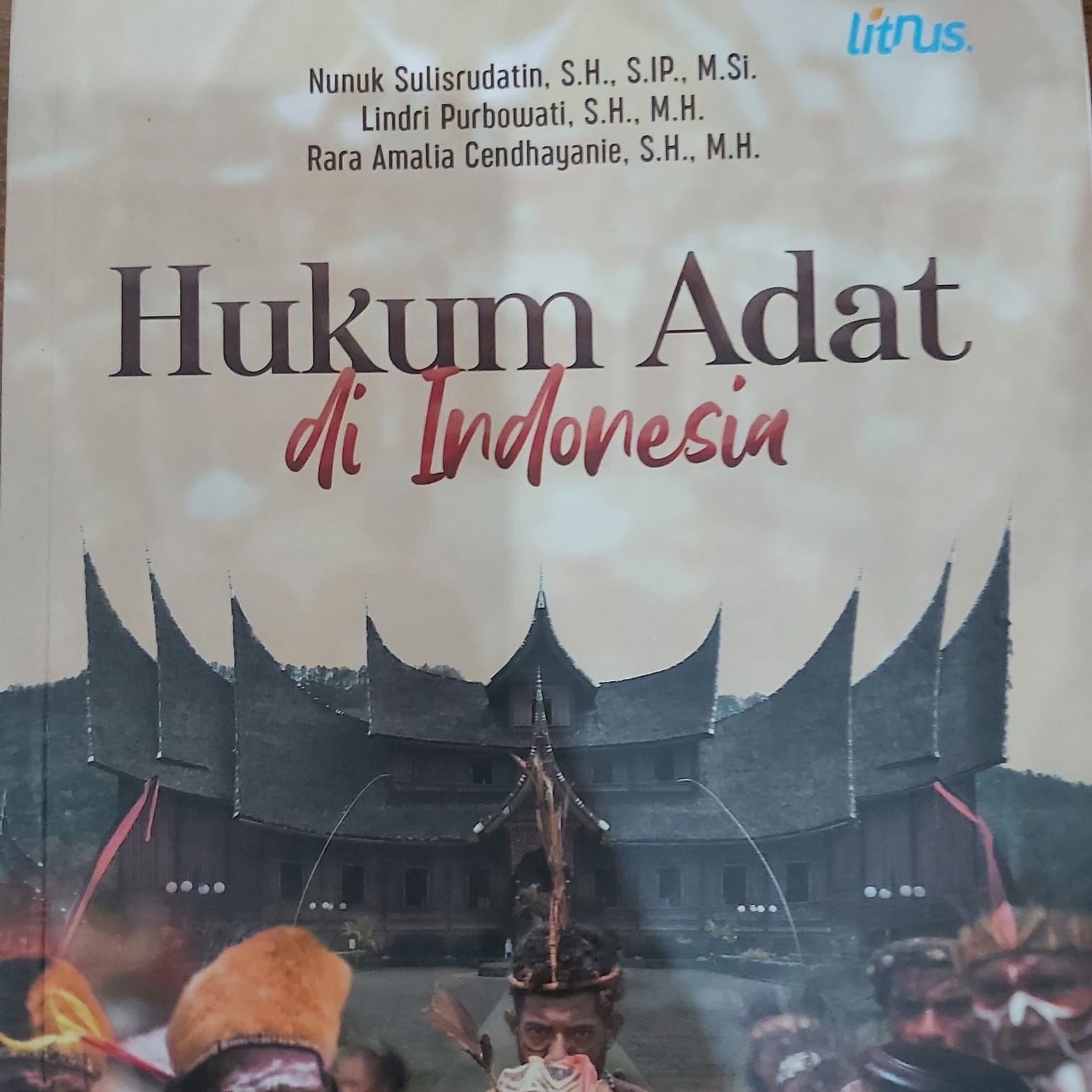 HUKUM ADAT DI INDONESIA